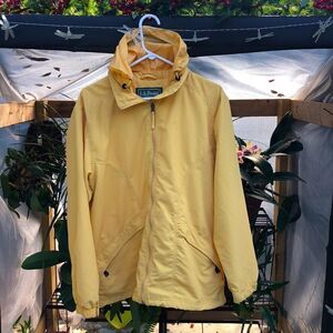 LL Bean 100% Nylon Soft Shell Jacket Womens XL Nice yellow. Roll away hood